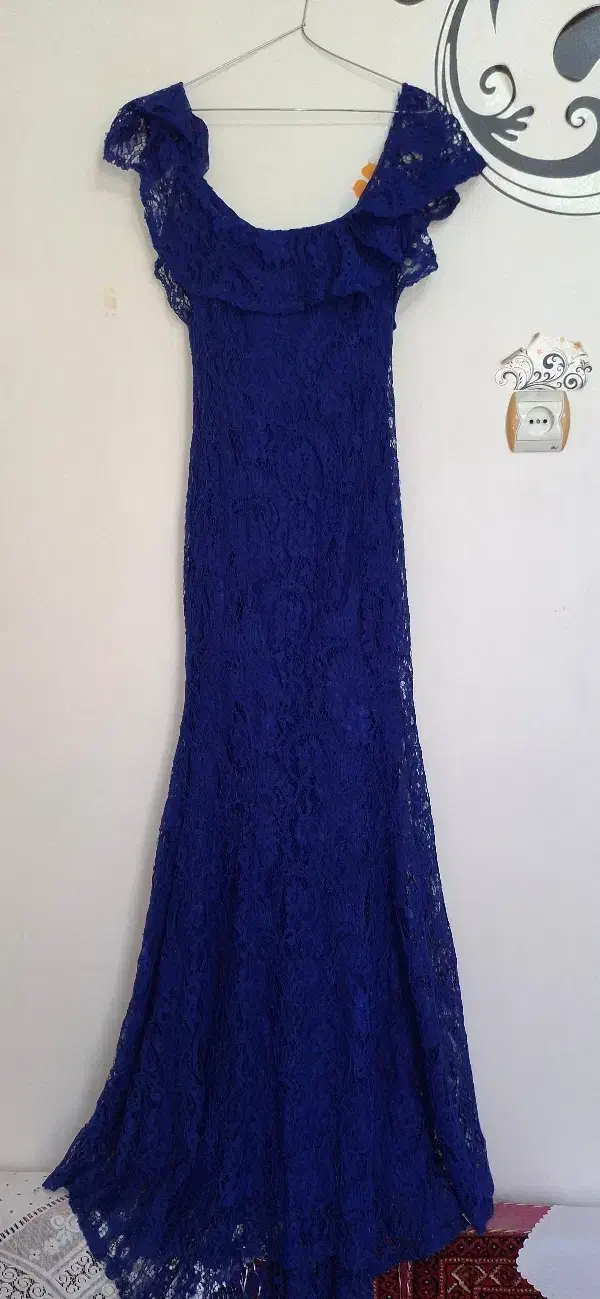 تعدادی لباس در حد نو|لباس|قائن, |دیوار