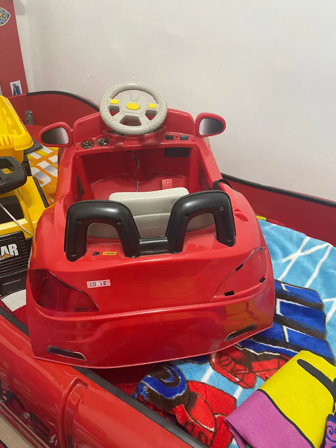 ماشین شارژی و یک عدد کامیون|اسباببازی بچه|فولادشهر, C2|دیوار