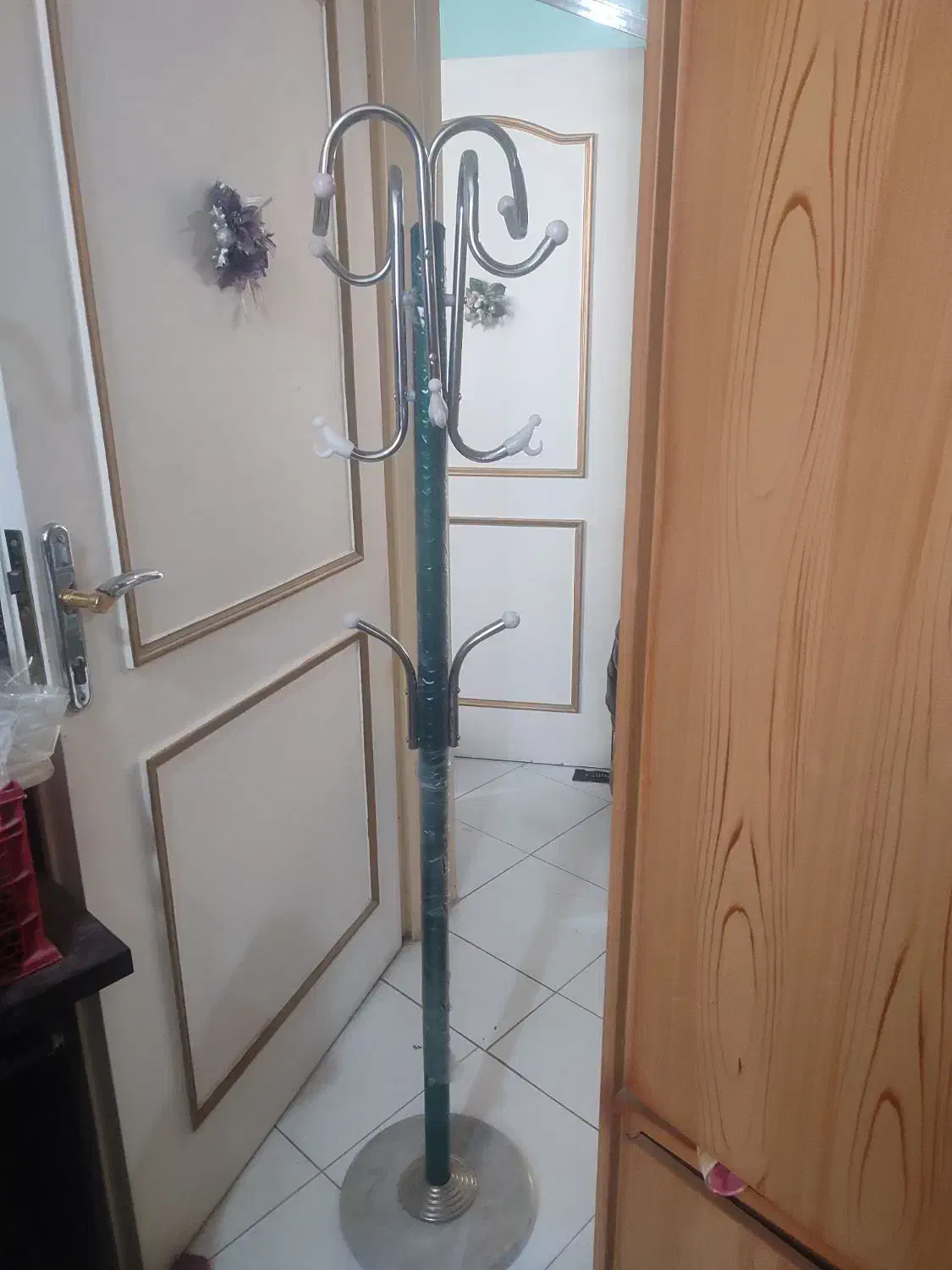 جا لباسی|بندرخت و رخت‌آویز|شیراز, شهرک امیر کبیر|دیوار