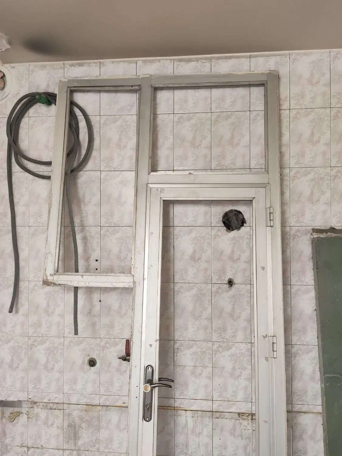 در پنجره المینیوم|مصالح و تجهیزات ساختمان|فلاورجان, |دیوار