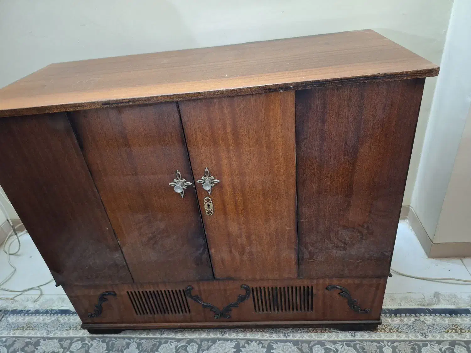 تلویزون کمدی قدیمی تمیز|کلکسیون اشیاء عتیقه|اصفهان, نقش جهان|دیوار