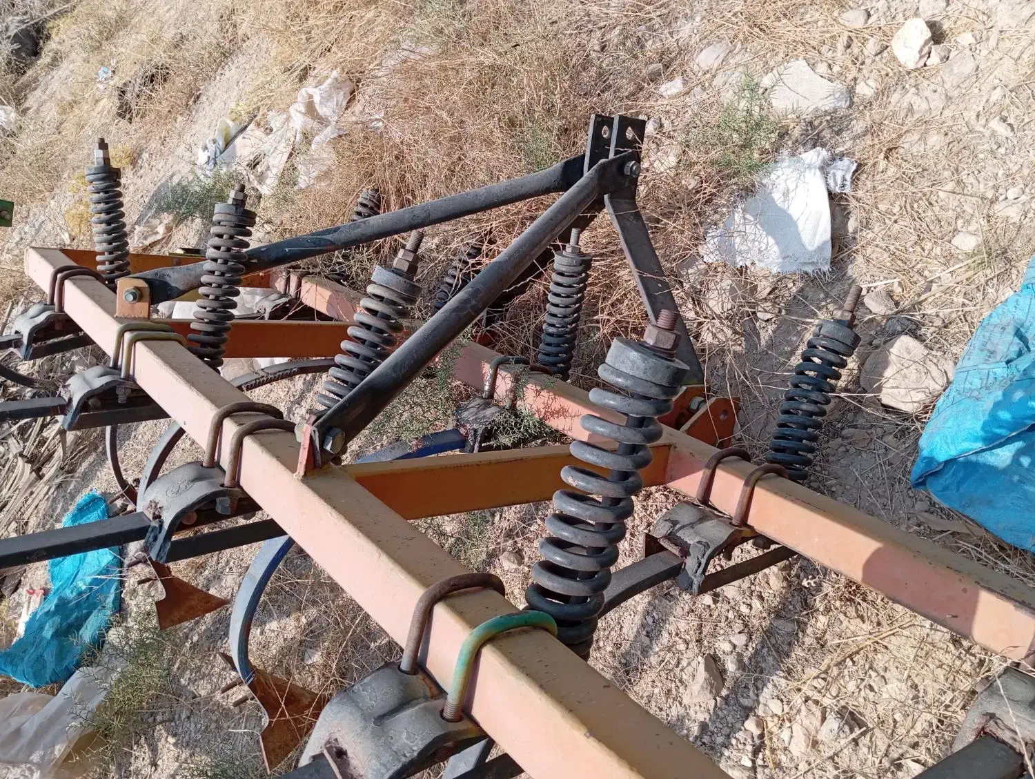 یک عدد پنجه غازی برزیلی|ماشین‌آلات صنعتی|کنار تخته و کمار, |دیوار