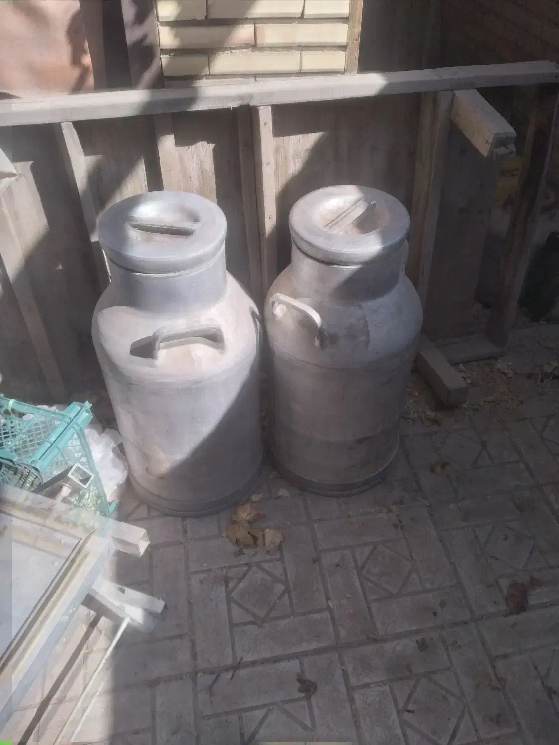 دبه شیری نیکلی قدیمی|ظروف نگهدارنده، پلاستیکی، یک‌بارمصرف|کرمان, |دیوار