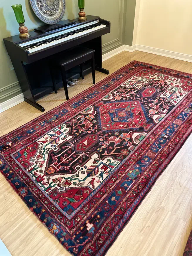 یک تخته فرش دستباف نهاوند|فرش|تهران, آبشار تهران (دریاچه)|دیوار