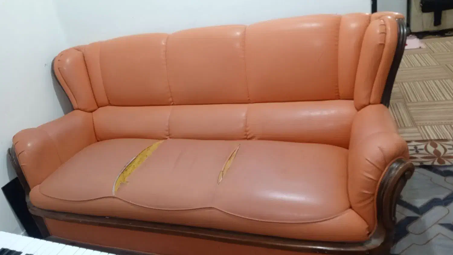 مبل سه نفره چرم فقد دو پارگی دارد|مبلمان خانگی و میز عسلی|اهواز, کوی علوی|دیوار