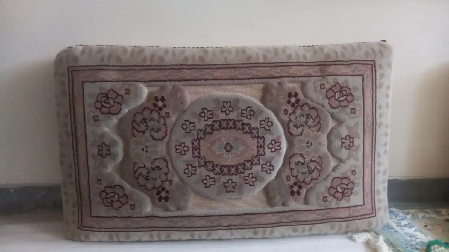 پشتی|پشتی|قم, آذر (نکویی)|دیوار