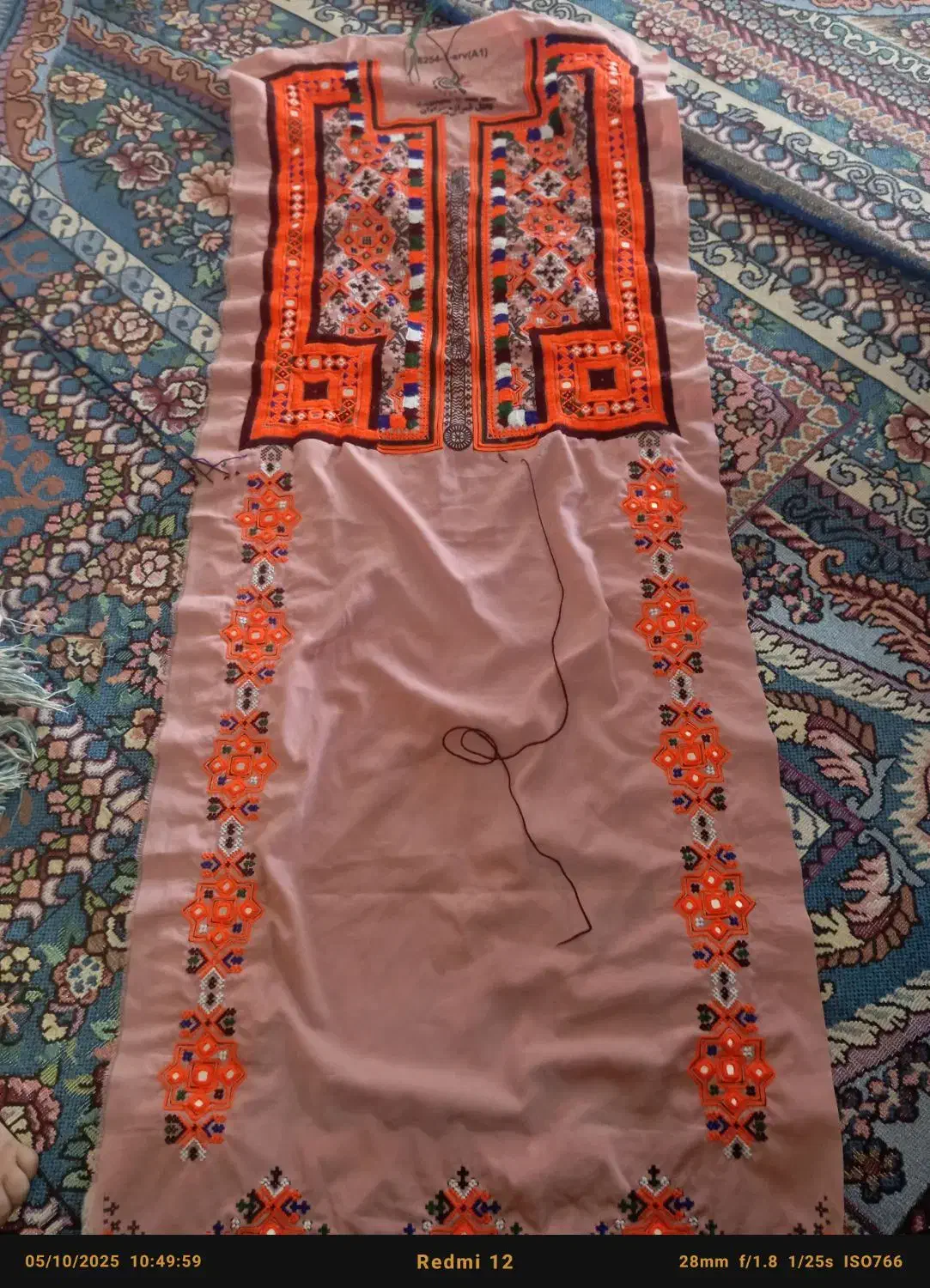 لباس دست دوز|لباس|سراوان, |دیوار