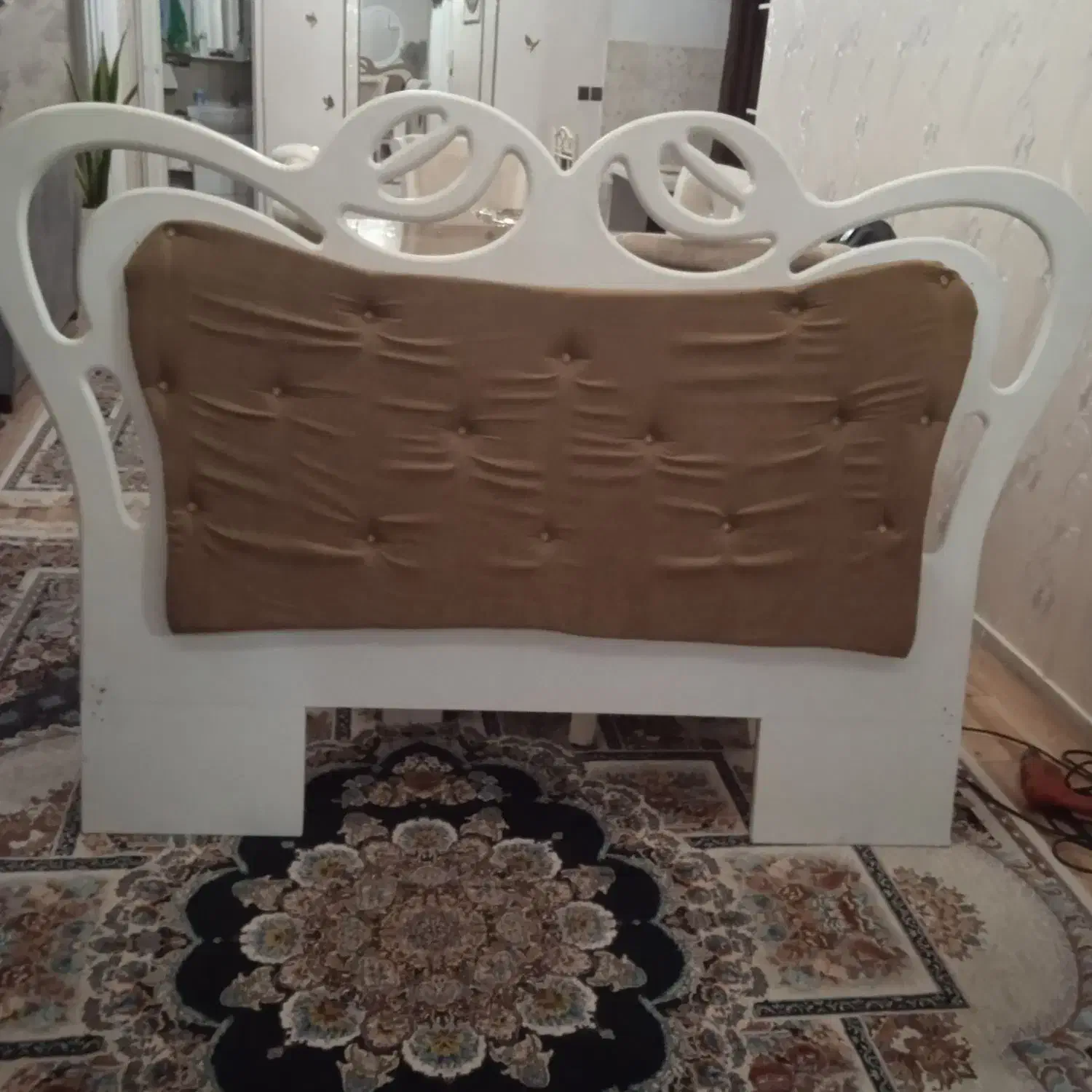 تاج تخت|تخت و سرویس خواب|صومعهسرا, |دیوار