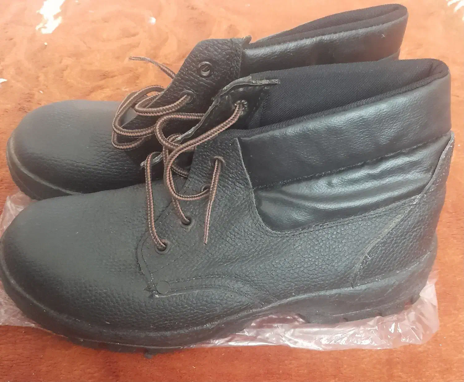 کفش|کیف، کفش، کمربند|صحنه, |دیوار