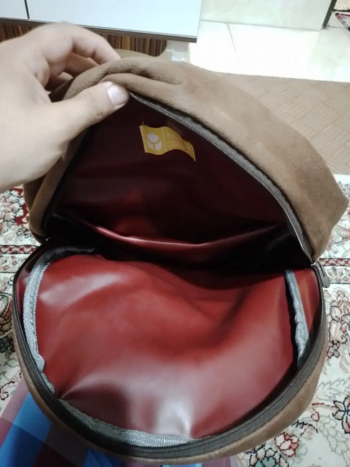 کوله پشتی هیچ|کیف، کفش، کمربند|اصفهان, کوی ولی عصر|دیوار