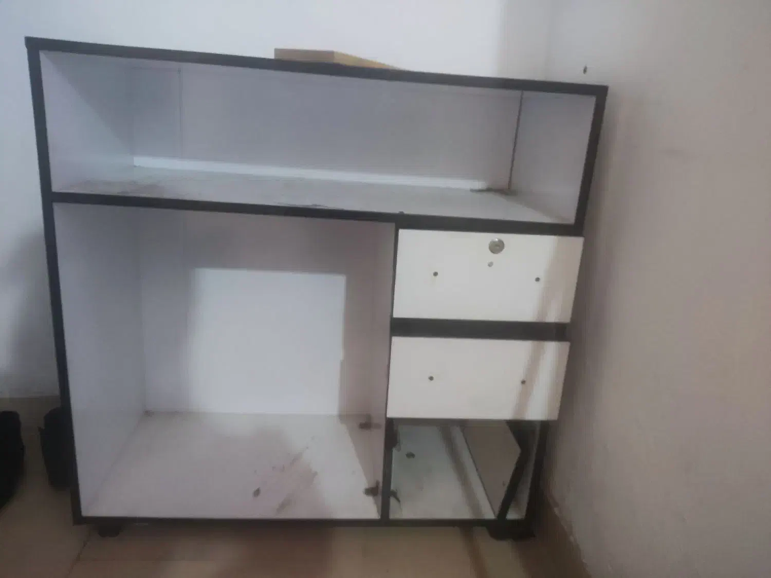 صندلی و دکور آرایشگاه|آرایشگاه و سالنهای زیبایی|قشم, |دیوار