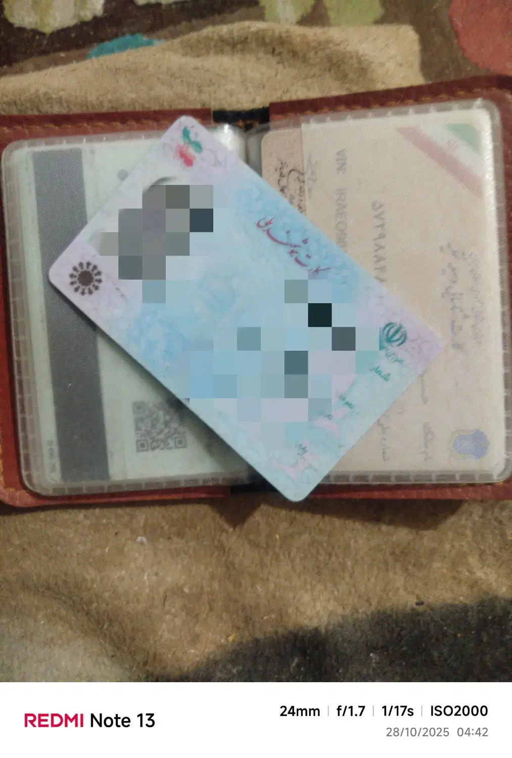 کیف قرمز رنگ حاوی مدارک پیدا شده|اشیا|مشهد, نوده|دیوار