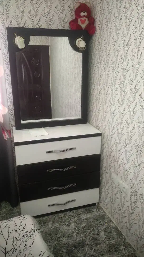 تخت دو نفره به همراه پاتختی و میز ارایش|تخت و سرویس خواب|رشت, جهاد|دیوار