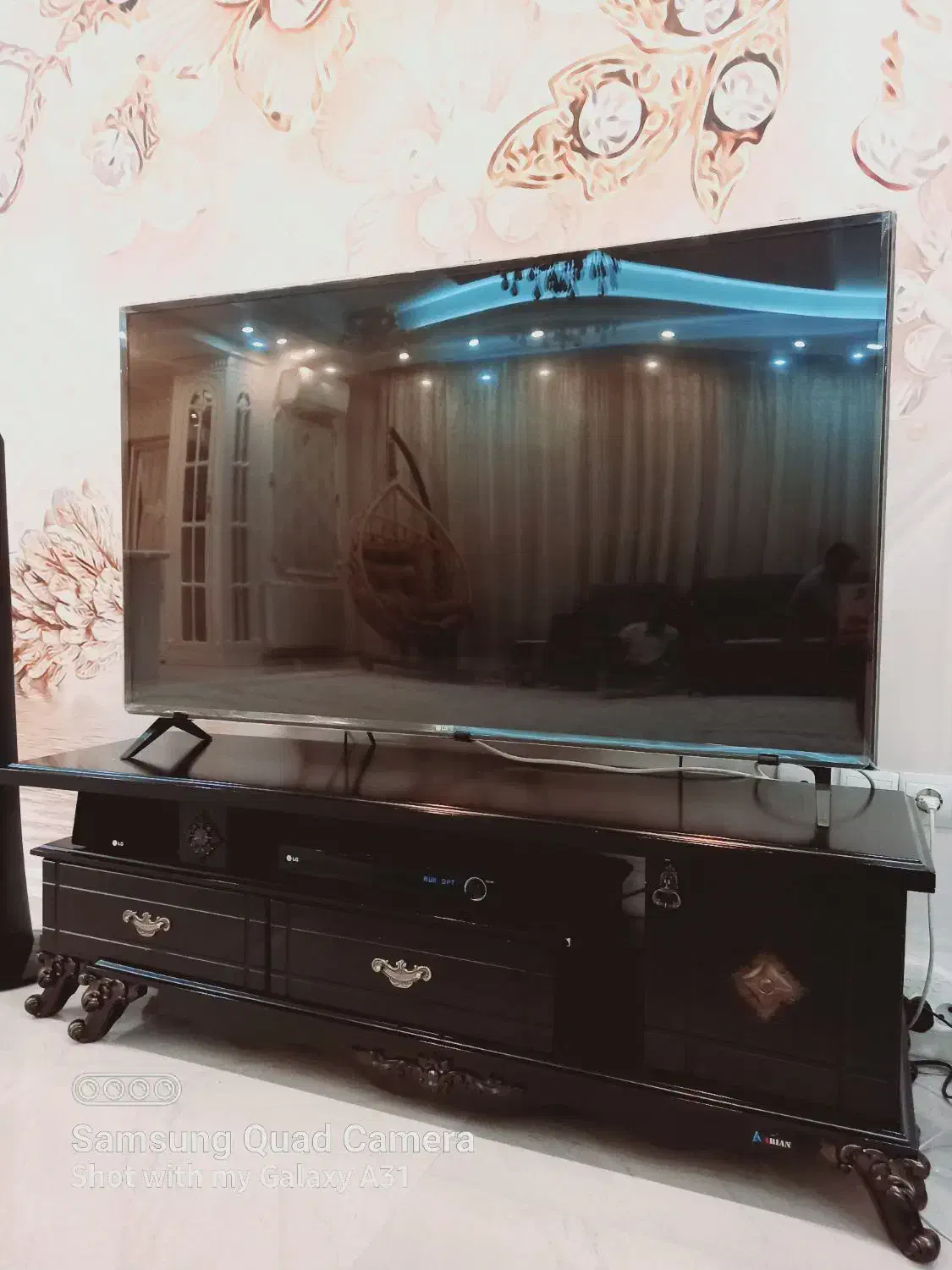 تلویزیون ال جی ۵۵ هوشمند به همراه میز|تلویزیون و پروژکتور|قدس, شهر‌قدس|دیوار