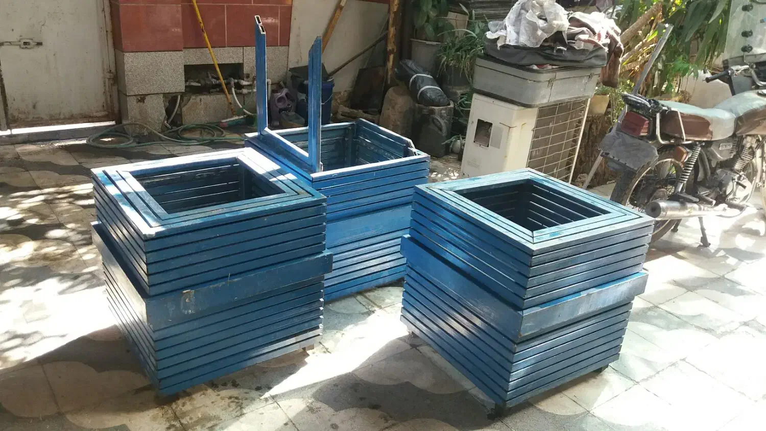 گلدان اهنی|گل مصنوعی|شیراز, دشت چنار|دیوار