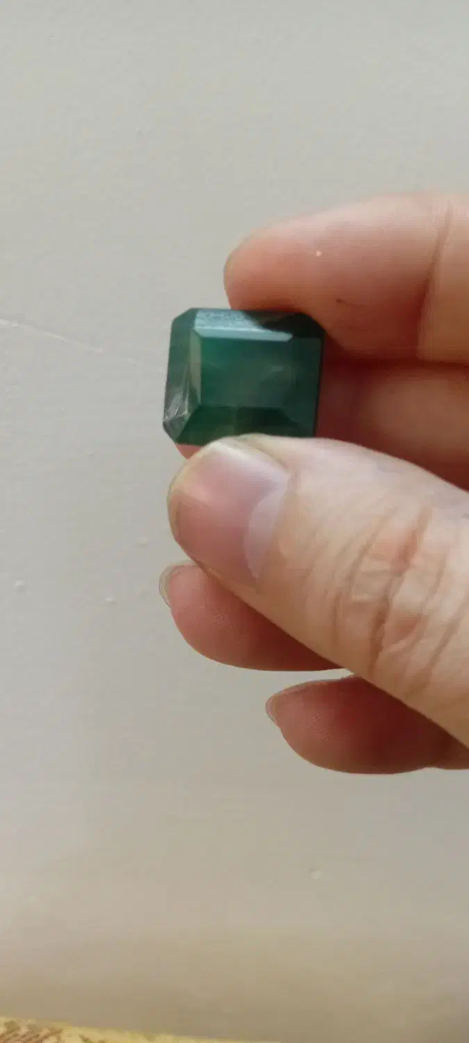یک عدد زمرد معدنی درشت و خوشرنگ|جواهرات|شیروان (خراسان), |دیوار