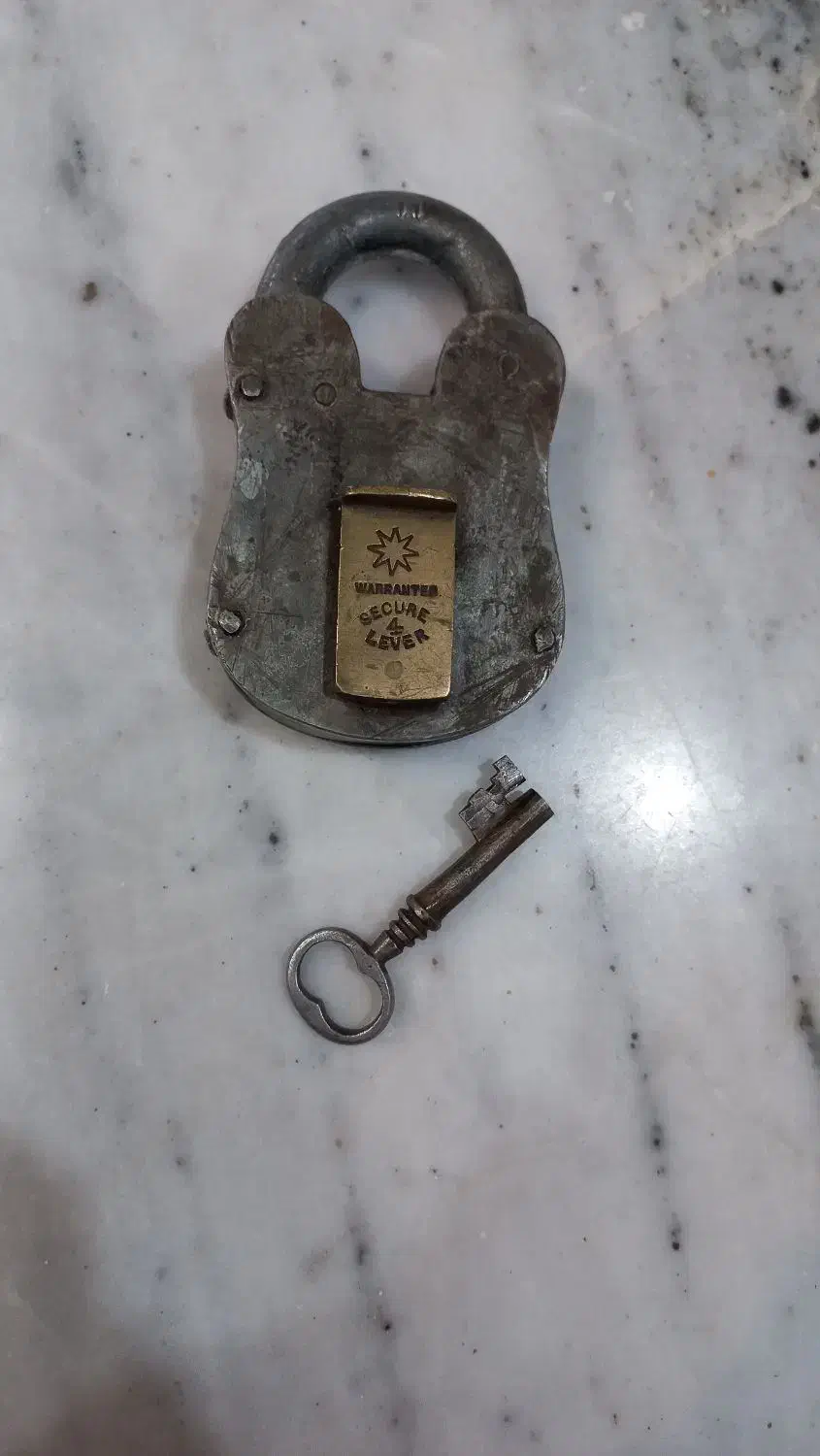 یک عدد قفل قدیمی انگلیسی همراه کلید سالم|کلکسیون اشیاء عتیقه|اصفهان, منتظرالمهدی|دیوار