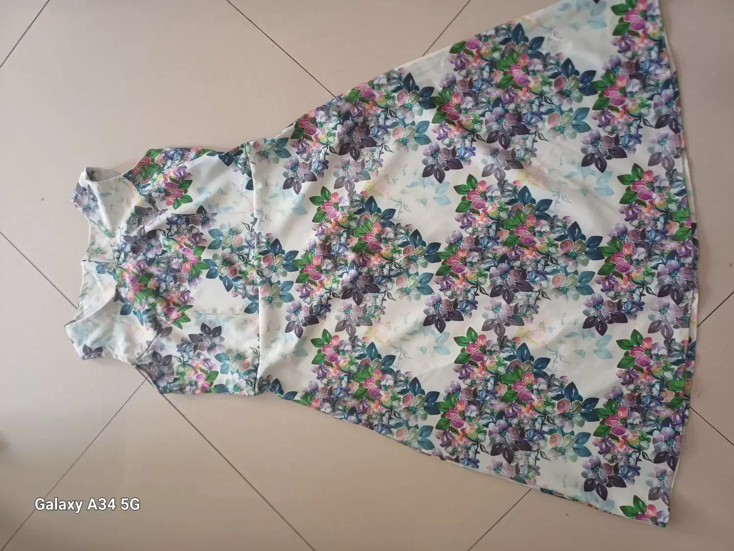 تعدادی لباس|لباس|تهران, فلسطین (میدان انقلاب)|دیوار