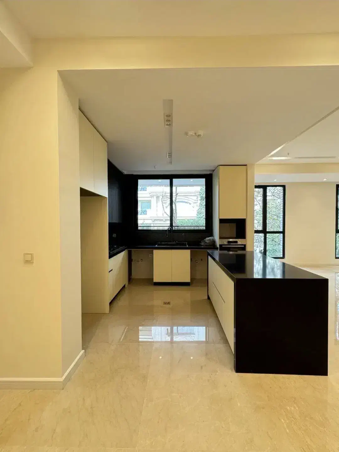 سعادت آباد / 162متر / نما رومی شیک / روف‌ گاردن