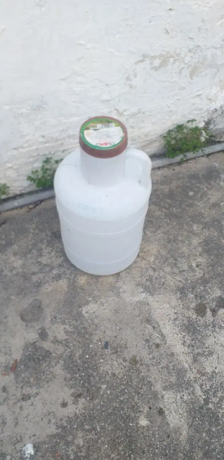 تعدادی دبه|ظروف نگهدارنده، پلاستیکی، یک‌بارمصرف|چالوس, |دیوار