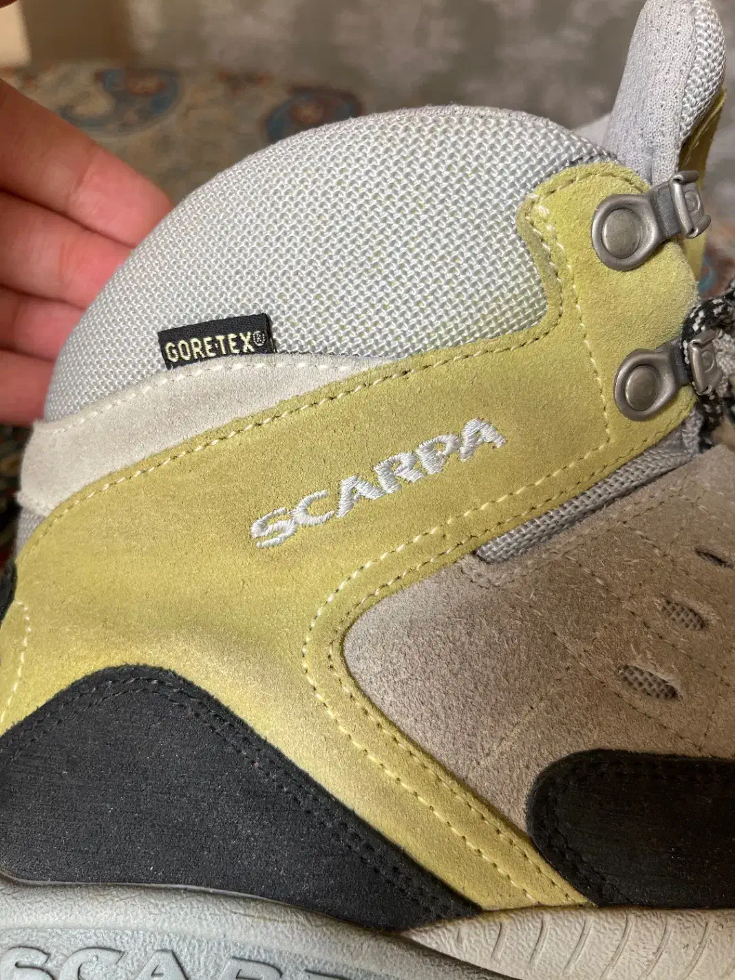 کفش|کیف، کفش، کمربند|اصفهان, رزمندگان|دیوار