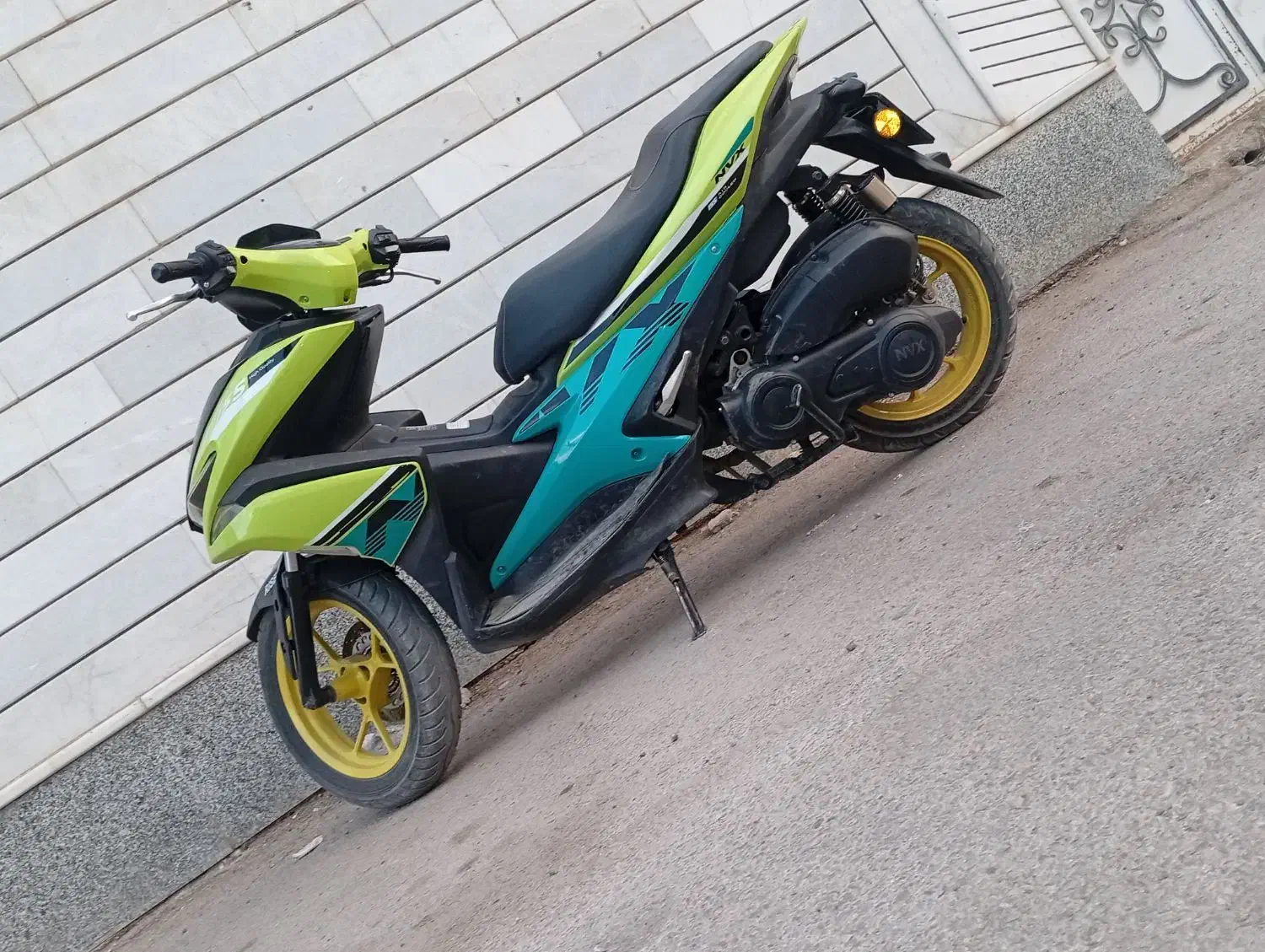 کیلیک آیلوکس|موتورسیکلت|نی‌ریز, |دیوار