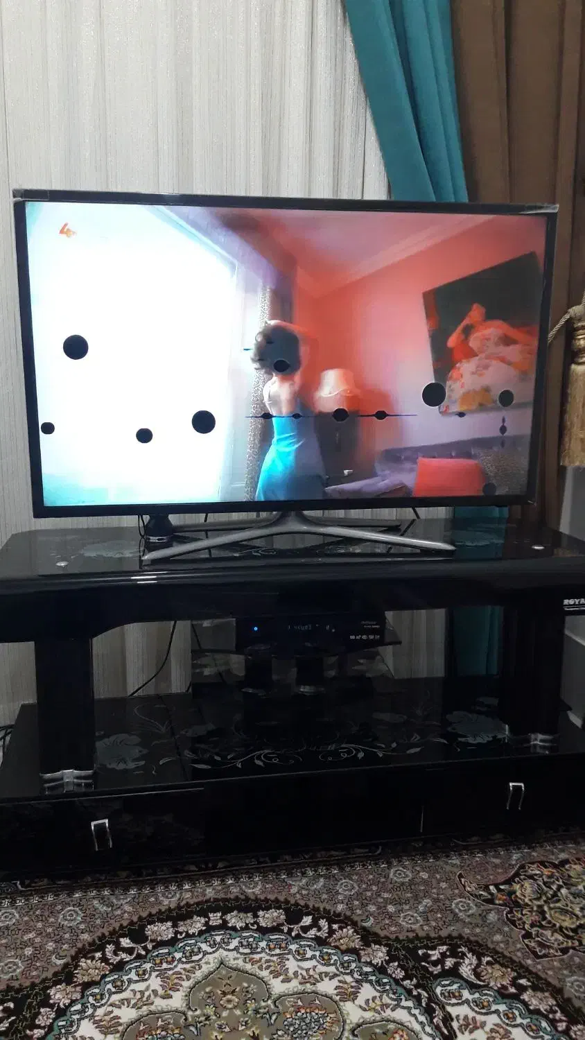 فروش تلویزیون 42 اینچ با میز شیشه ای|تلویزیون و پروژکتور|نقده, |دیوار