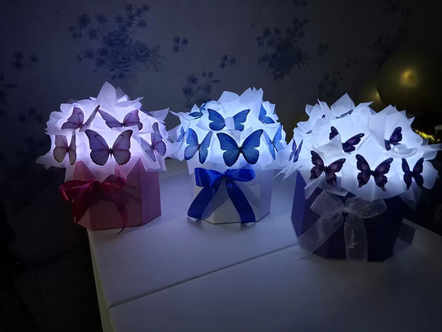 بوکت گُل پروانه و لیلیوم و نوبهار (روز پرستار)|گل مصنوعی|کرمانشاه, |دیوار