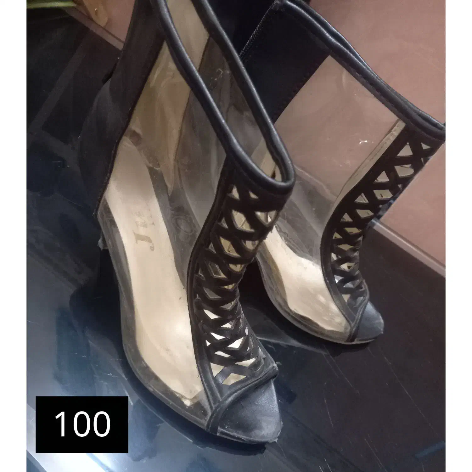 کفش|کیف، کفش، کمربند|ایرانشهر, |دیوار