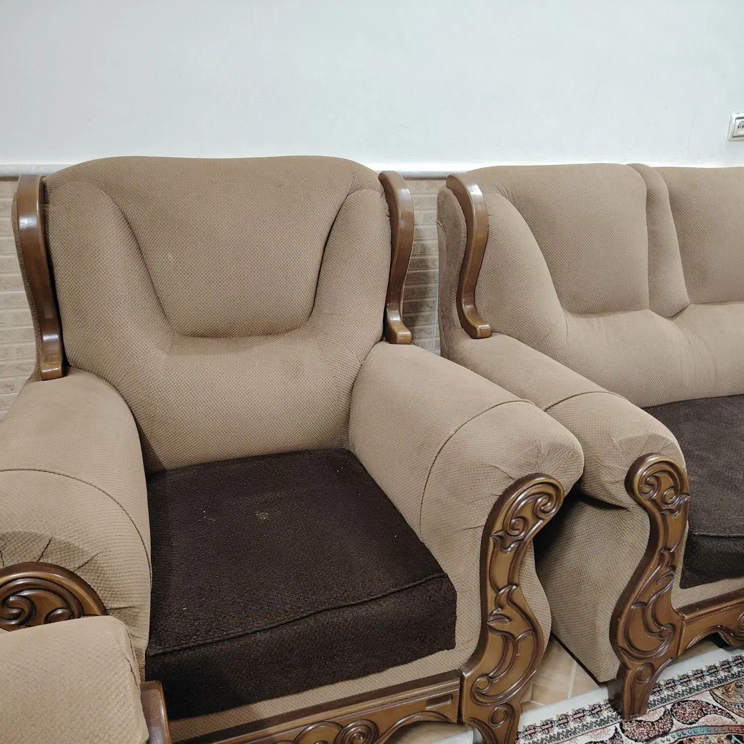 مبل راحتی به همراه میز|مبلمان خانگی و میز عسلی|نیشابور, بلوار گلها|دیوار