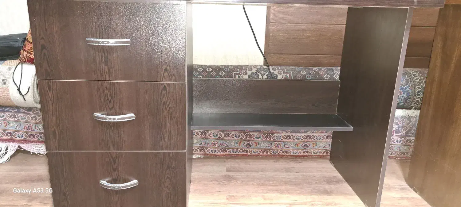 میز تحریر سه کشو|میز تحریر و کامپیوتر|اصفهان, باغ دریاچه|دیوار