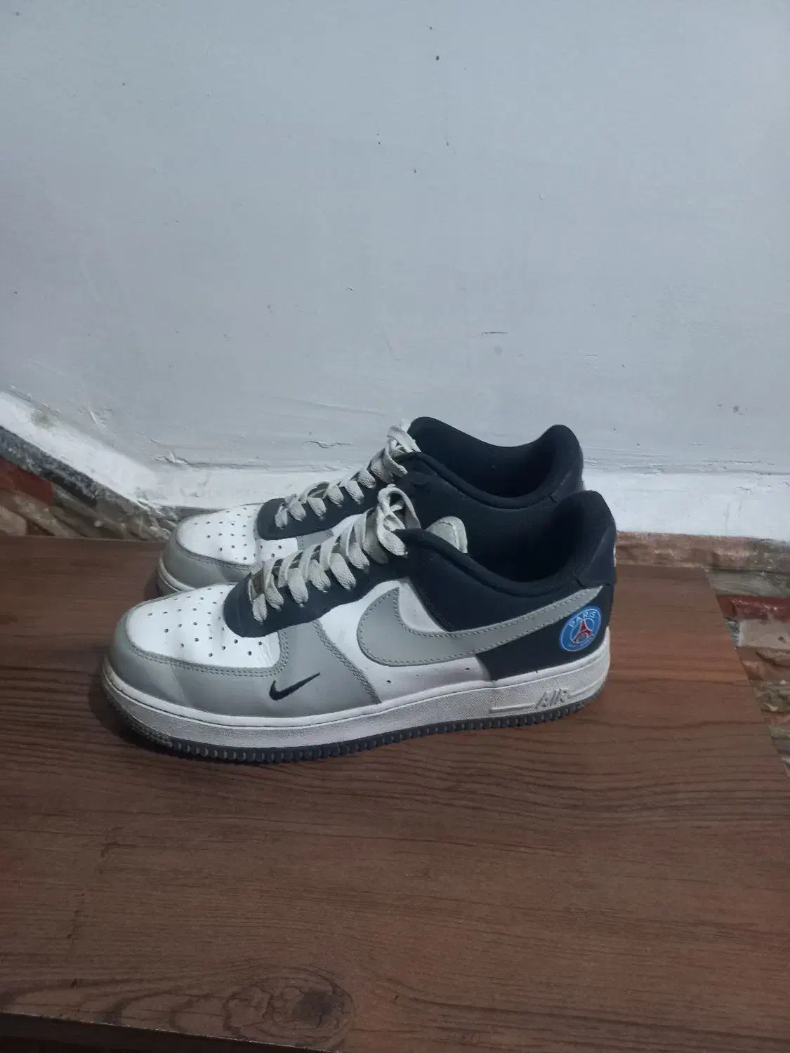 پوتین و کتونی|کیف، کفش، کمربند|شوش, |دیوار