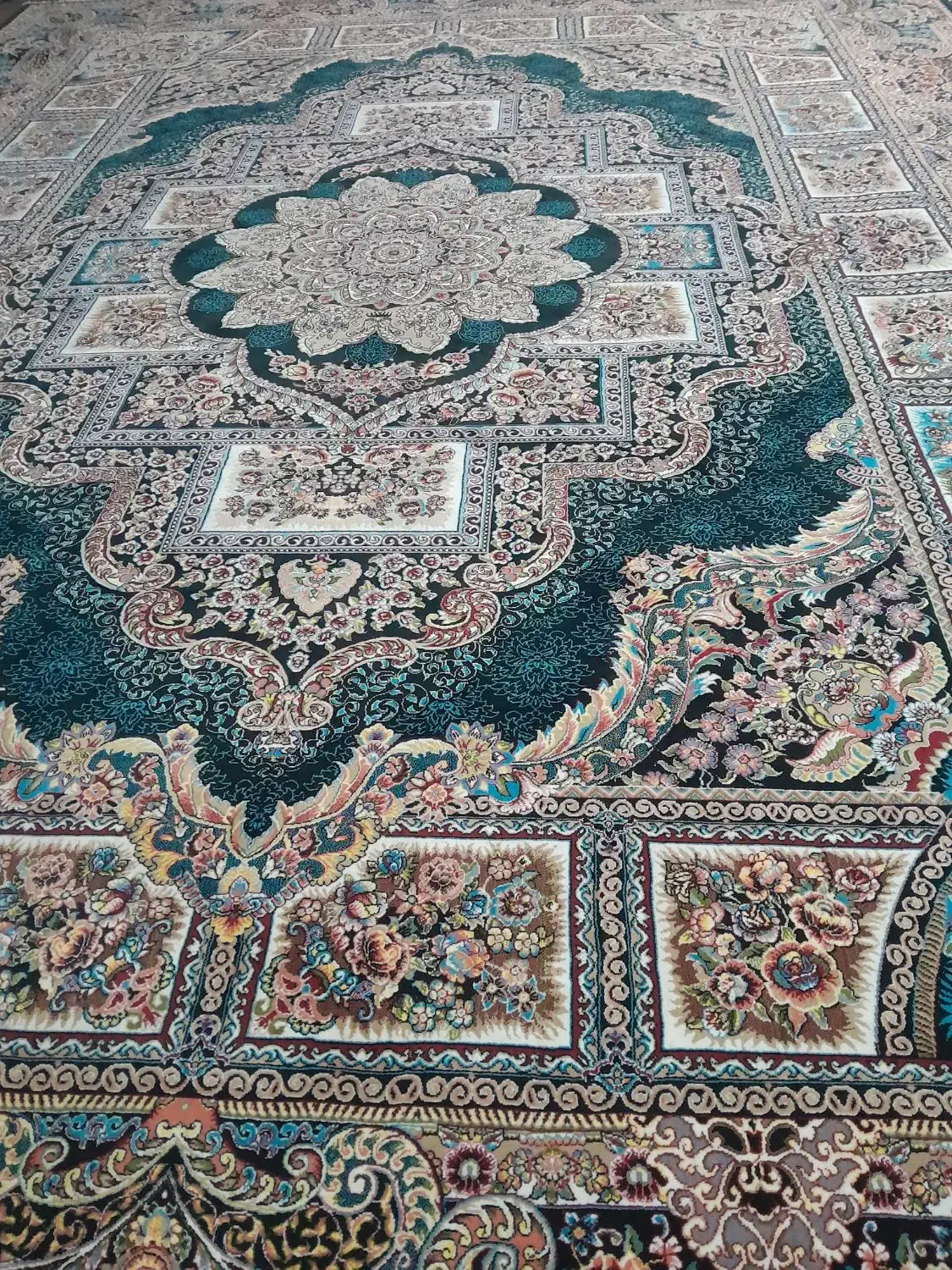 ۸ ملیون درحد نو هستش فقط ۶ماه استفاده شده|فرش|بروجن, |دیوار