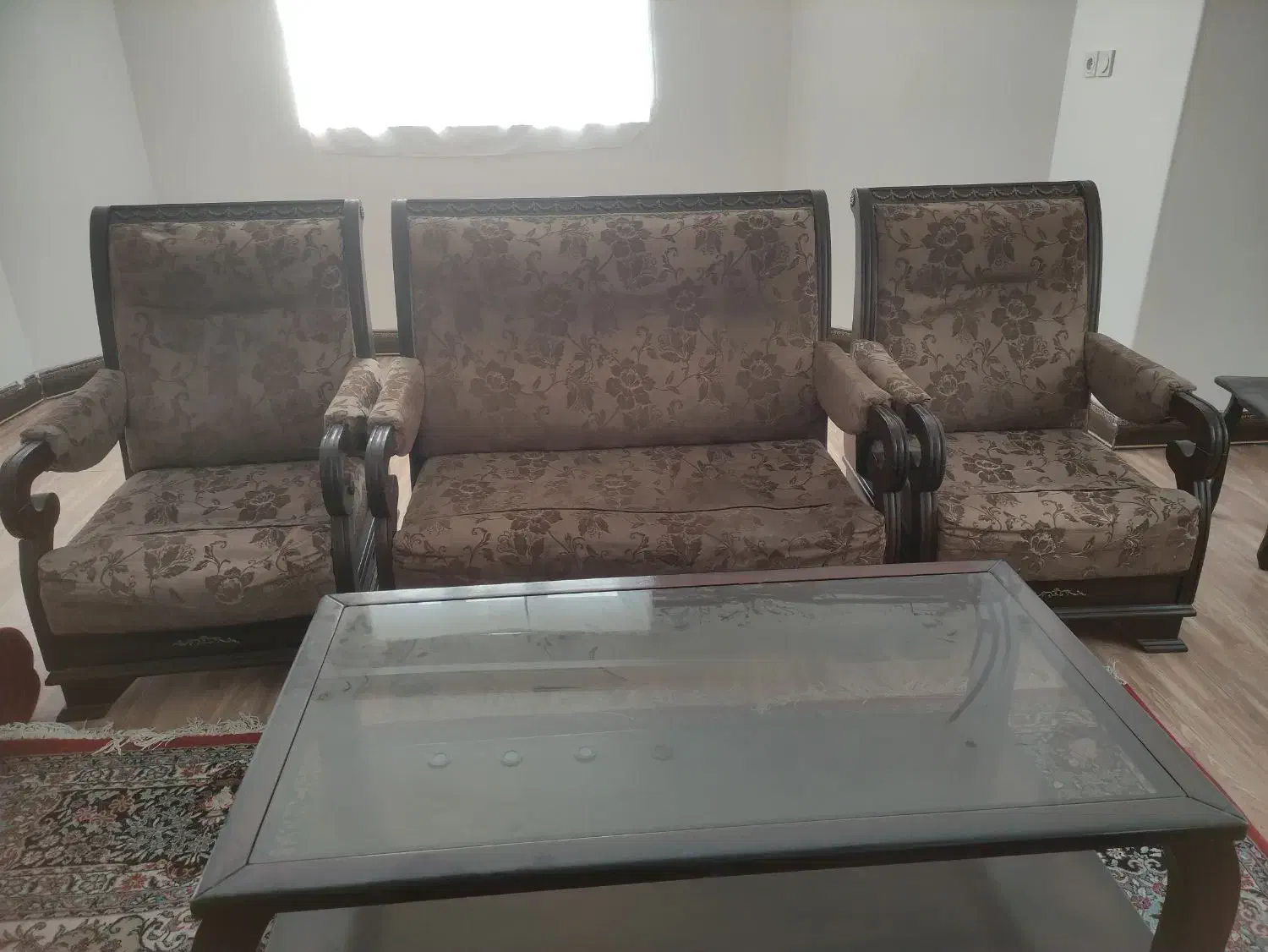 مبل ده نفره سالم و محکم میز بزرگ|مبلمان خانگی و میز عسلی|یزد, |دیوار