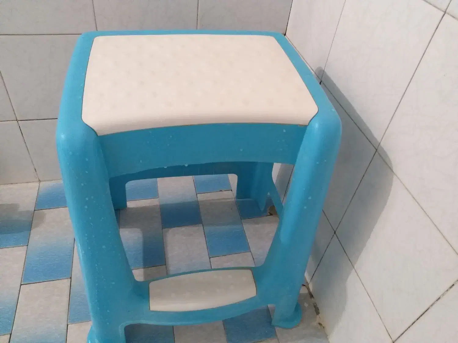 چهار پایه کلاسیک پله دار ناصر به فروش می رسد|صندلی و نیمکت|تایباد, |دیوار