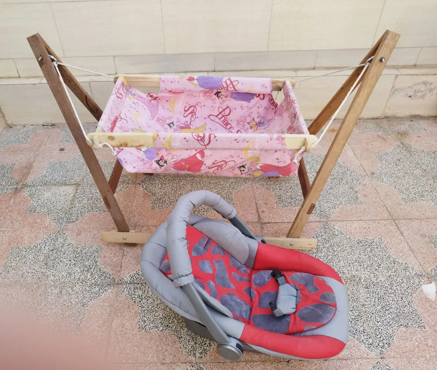 نعنو (گهواری سنتی) به همراه یک عدد کریر|اسباب و اثاث بچه|برخوار, |دیوار