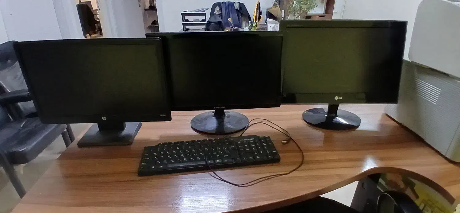 سه عدد مانیتور و یک کیس و کیبورد|قطعات و لوازم جانبی رایانه|تهران, فلسطین (میدان انقلاب)|دیوار