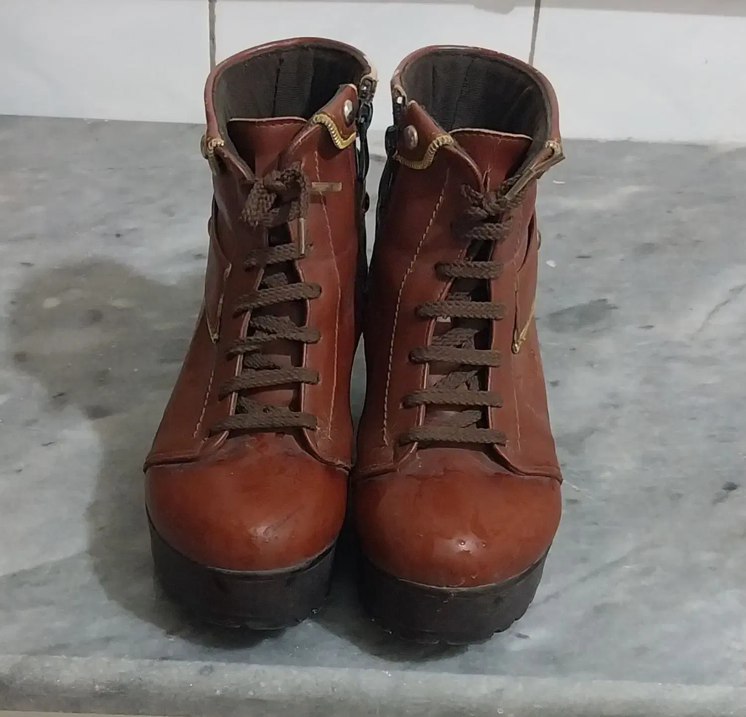 چکمه|کیف، کفش، کمربند|قم, زاویه|دیوار