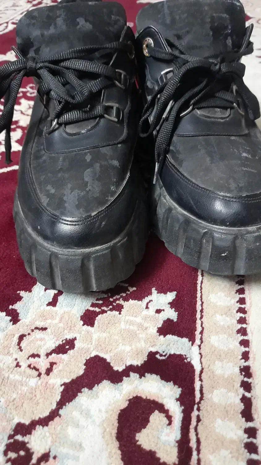 کفش|کیف، کفش، کمربند|میانه, |دیوار