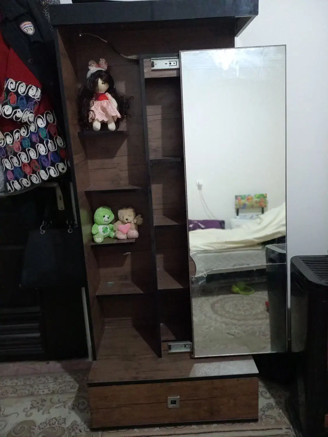 یک کمد کشو دار  رنگ قهوه ای  گردویی|جاکفشی، کمد، دراور|تهران, آبشار|دیوار