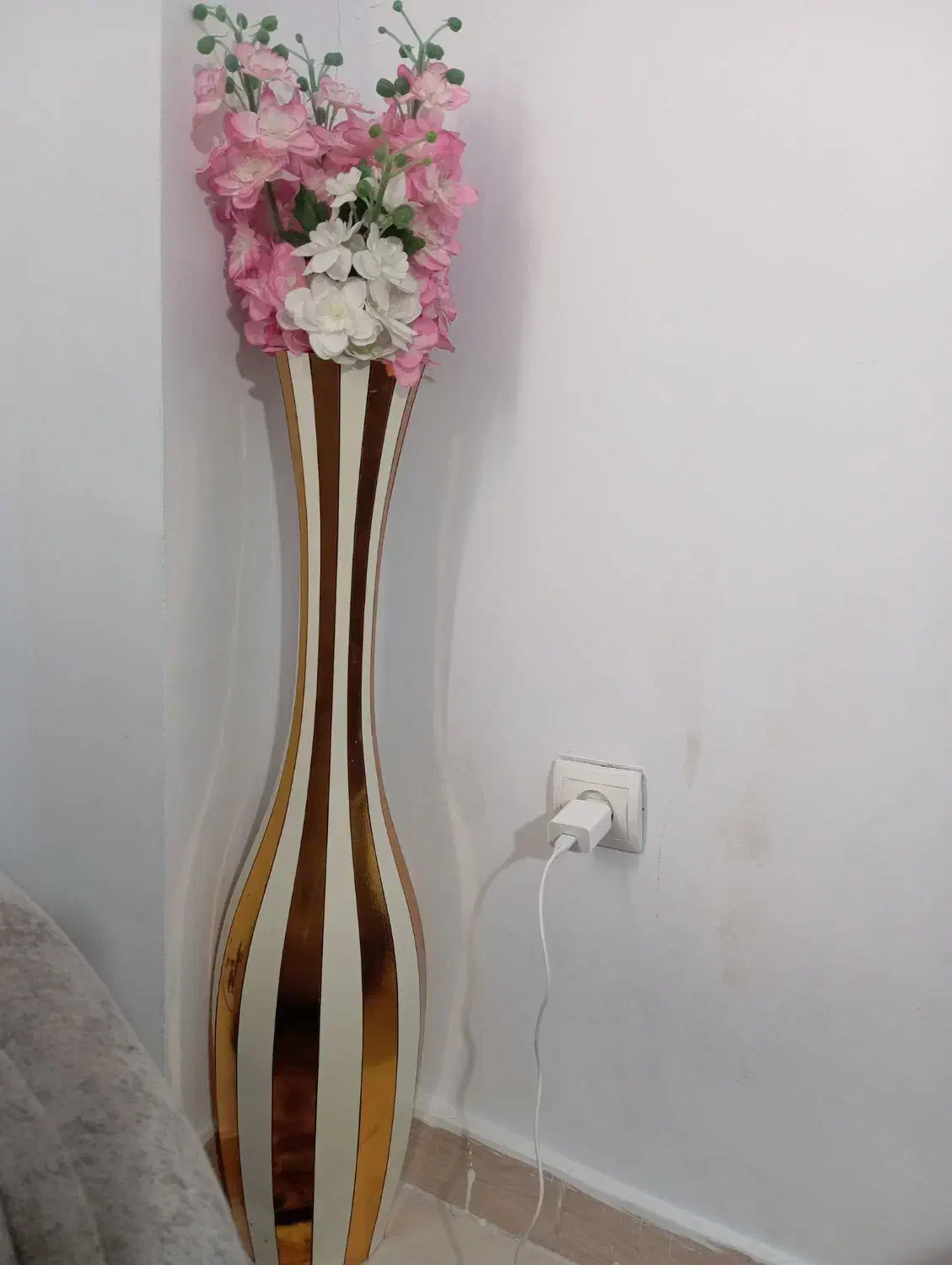 گل و گلدان|گل مصنوعی|رباطکریم, رباطکریم|دیوار