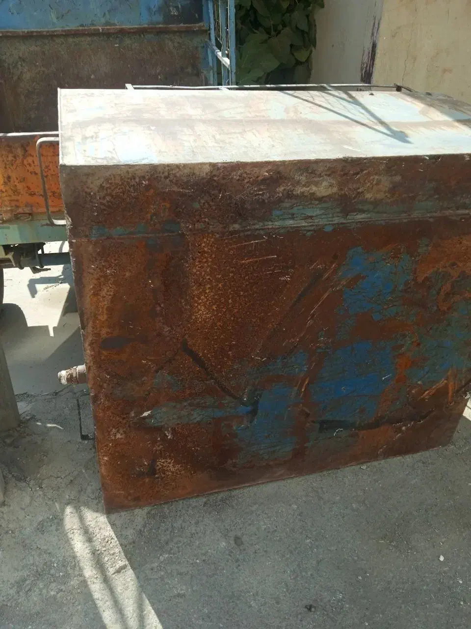 تانکر آهنی چهار گوشه|ماشین‌آلات صنعتی|بانه, |دیوار