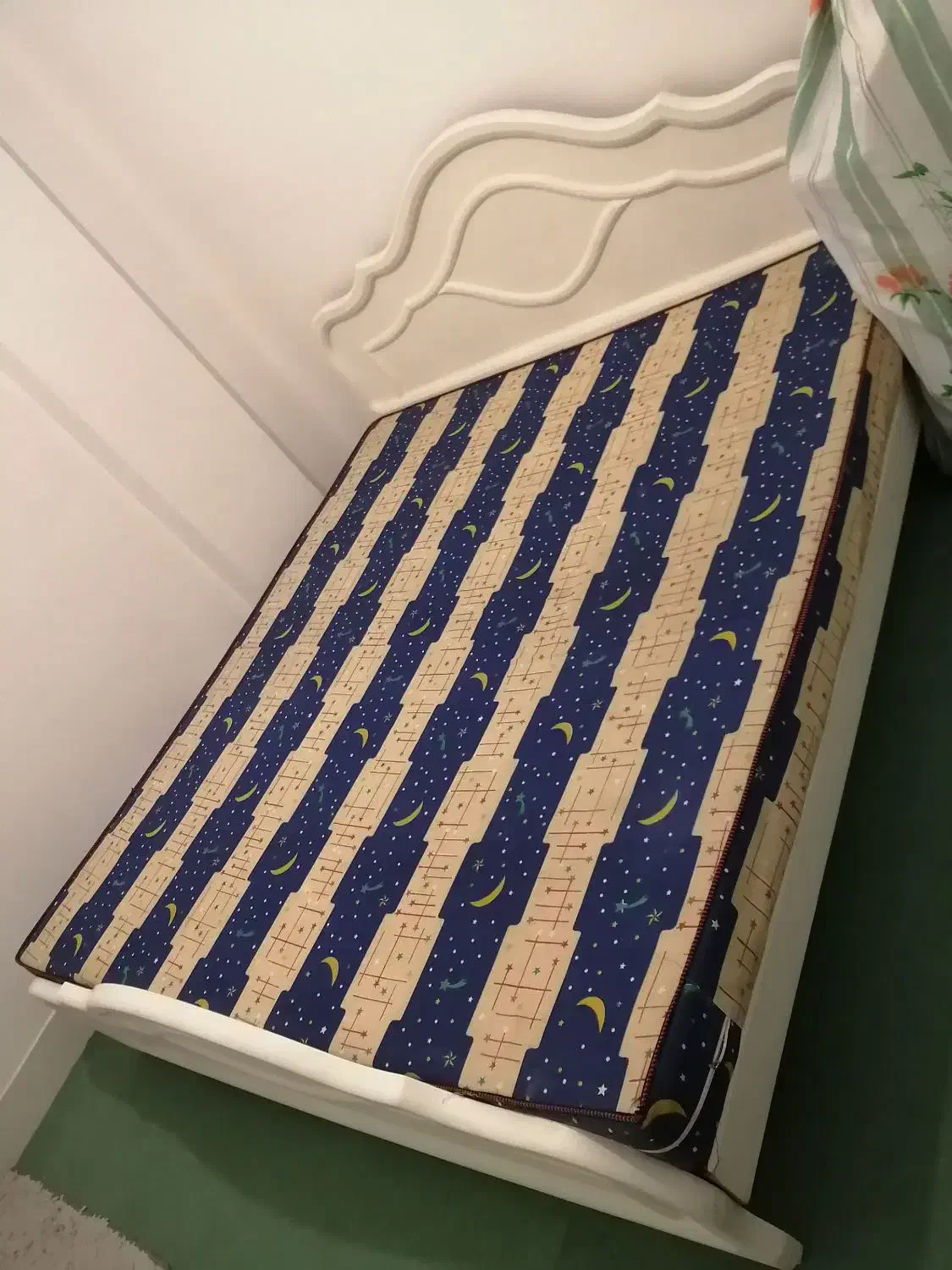 تخت دونفره چوبی کاملا سالم|تخت و سرویس خواب|اصفهان, باغ فدک|دیوار