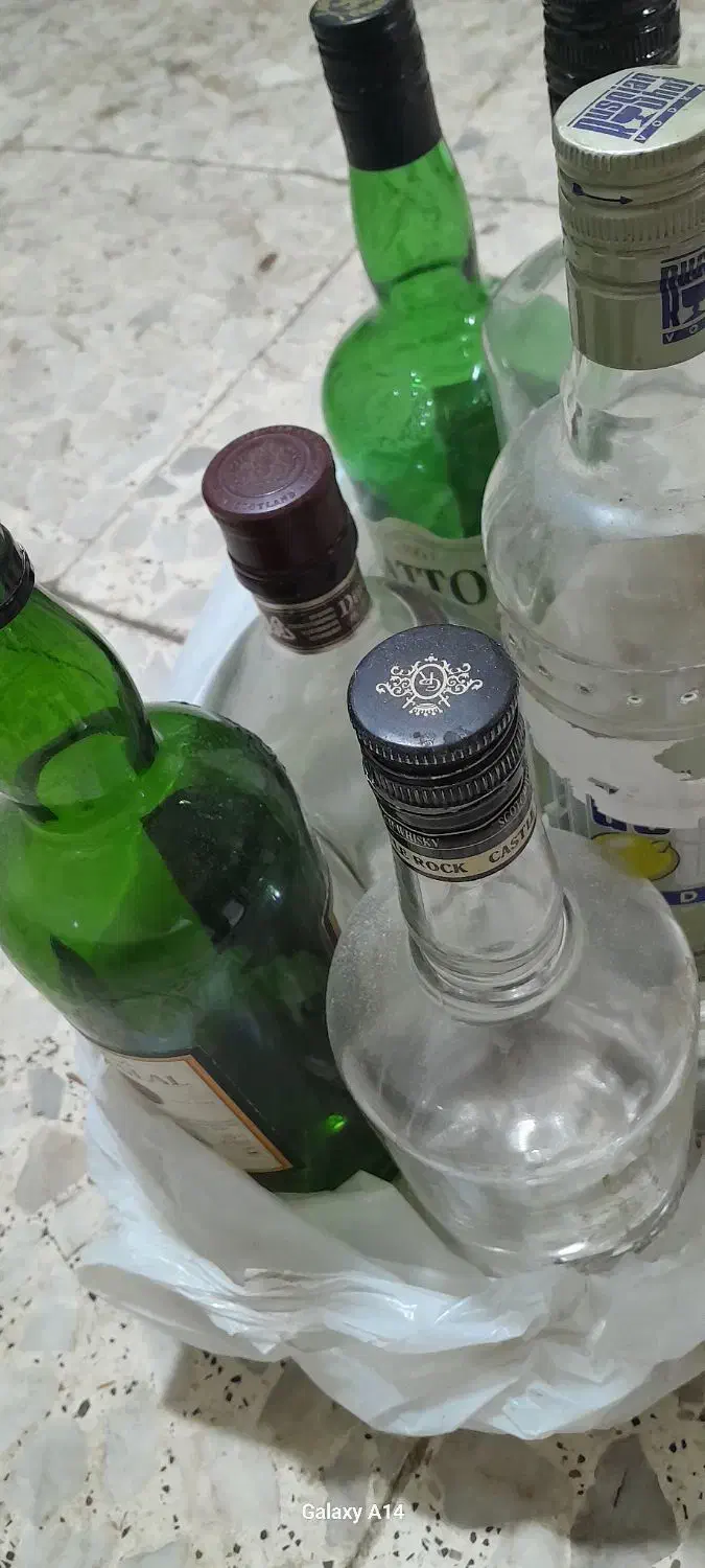 تعدادی شیشه|ظروف نگهدارنده، پلاستیکی، یکبارمصرف|لاهیجان, شهرک سلمان فارسی|دیوار