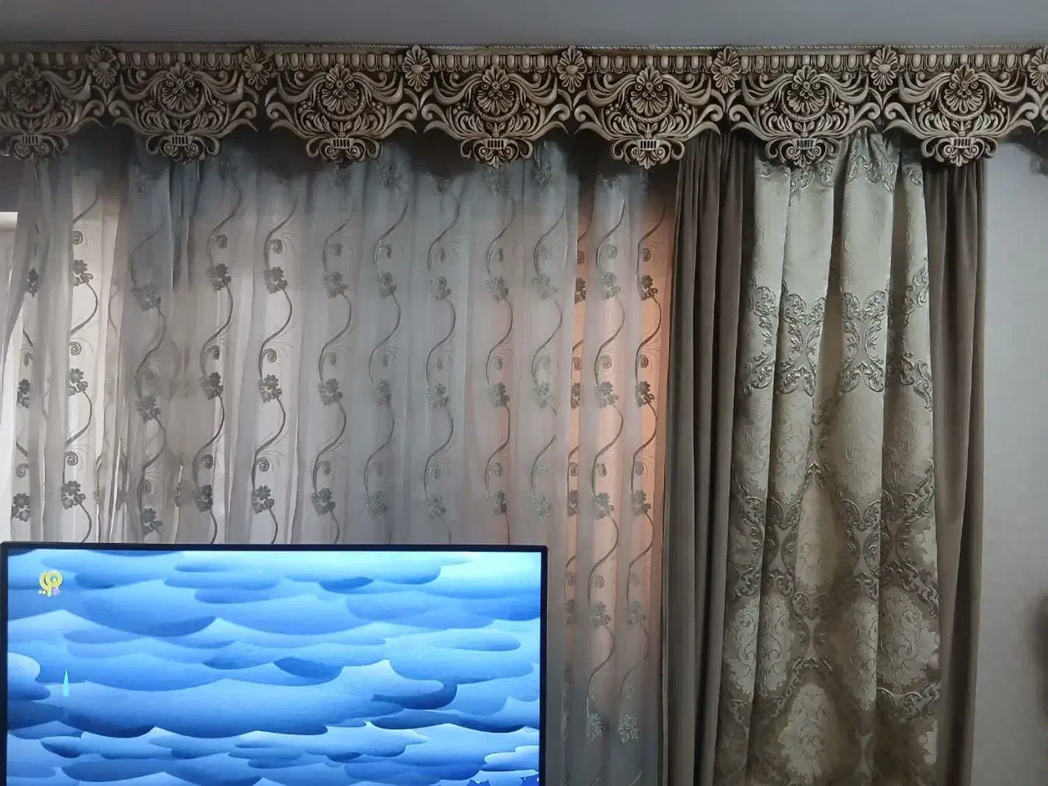 پرده حریر خامه دوزی شده در حد نو|پرده، رانر، رومیزی|تهران, قصر فیروزه ۱|دیوار