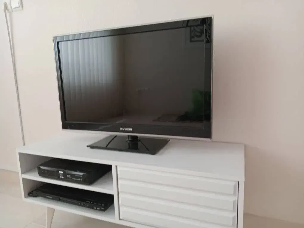 تلویزیون ۳۲ اینچ xvision به همراه میز چوبی|تلویزیون و پروژکتور|محمدیه-قزوین, |دیوار