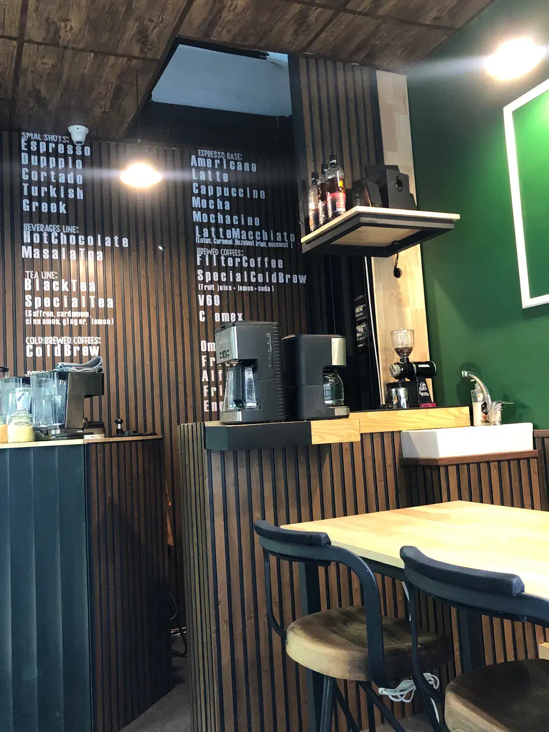 نیروی خانم برای کافه حوالی میدان ولیعصر|استخدام خدمات فروشگاه و رستوران|تهران, میدان ولیعصر|دیوار