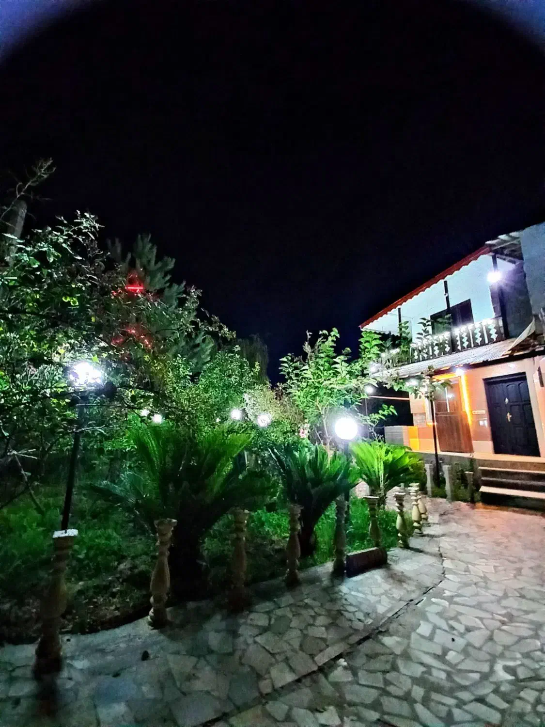 اجاره روزانه ویلاباغ۳۰۰متری رشت مجردخانواده سوییت|اجارهٔ کوتاهمدت ویلا و باغ|رشت, حومه رشت|دیوار