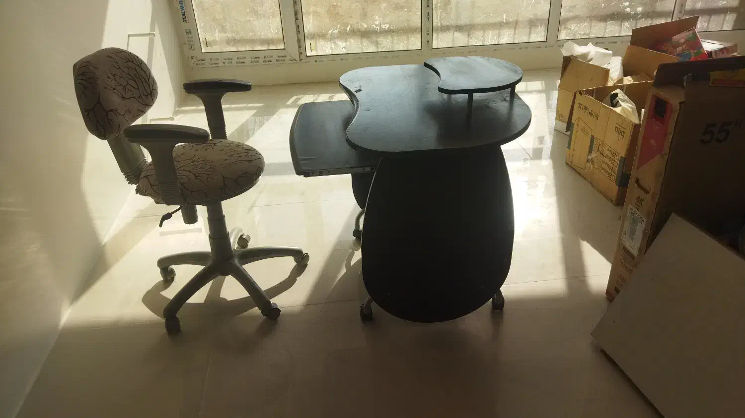 صندلی ومیزکامپیوتر|میز تحریر و کامپیوتر|فردیس, منظریه|دیوار