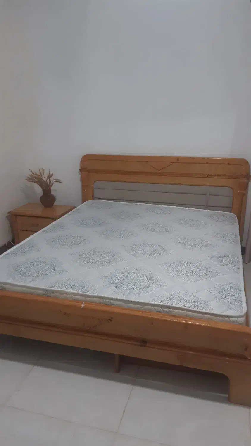 تخت دو نفره اینه به همراه دو عدد پاتختی|تخت و سرویس خواب|ساری, |دیوار